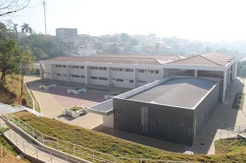 Campus Betim – Vista panorâmica do prédio e do pátio (25-05-2019)