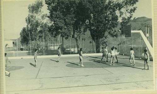 007 - Campus Ouro Preto - Aula de Educação Física (1978) - modalidade basquetebol, com o professor Heuzer, o Sr Zico.