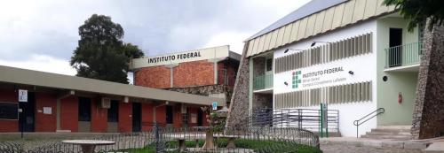  Campus Avançado Conselheiro Lafaiete – Entrada e pátio – Acervo IFMG