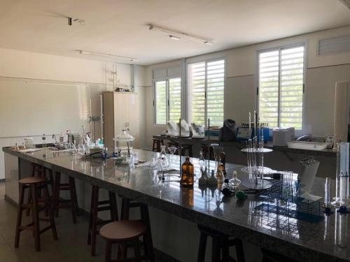 13 – Campus São João Evangelista, estrutura – laboratório de microbiologia