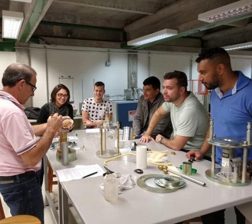 160 - Campus Santa Luzia - Professores e alunos de iniciação científica do curso de Engenharia Civil e o Técnico de Laboratório (27-06-2019)