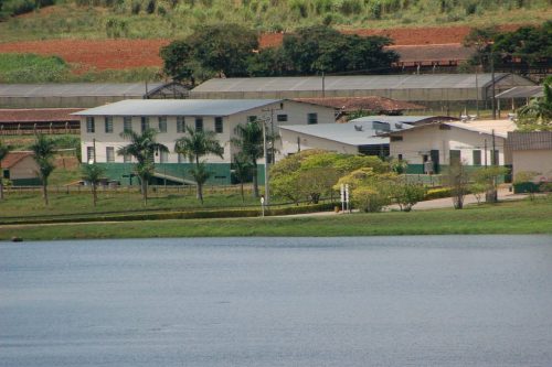 39 – Campus Bambuí – CEFET_Bambuí, prédios e lagoa (s_d)