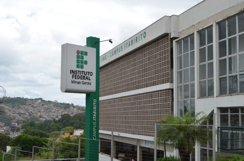 Campus Avançado Itabirito - Fachada lateral e placa de sinalização - Acervo IFMG